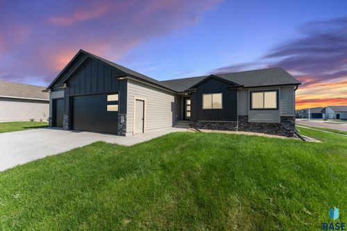 5512 E 64th St Street, Sioux Falls, SD, 57108 | Card Image