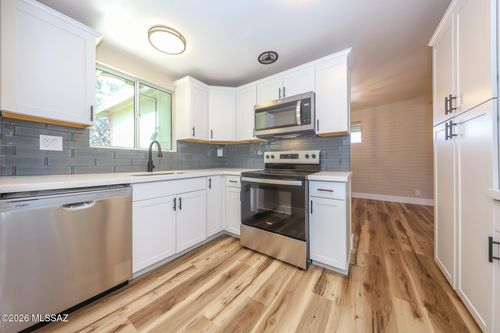 7957 E 19th Pl, Tucson, AZ, 85710-5802 | Card Image