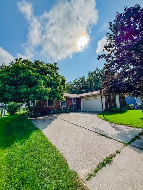 2309 Four Seasons Pkwy, Crown Point, IN, 46307-9336 | Card Image