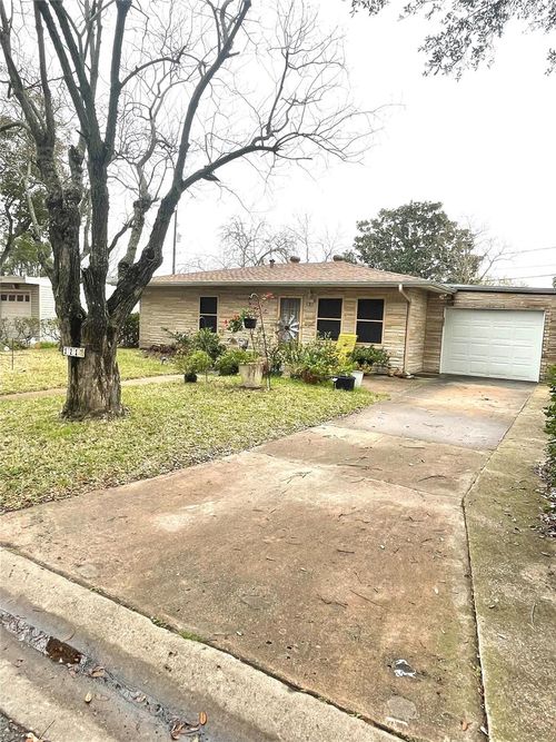 121 Albacore Avenue, Galveston, TX, 77550 | Card Image