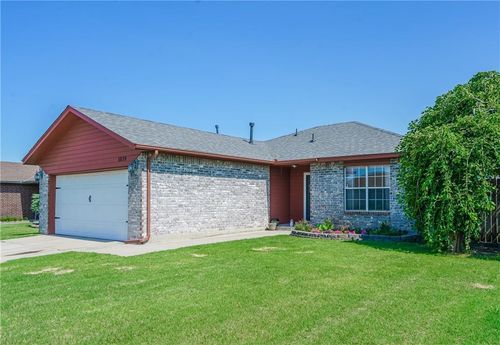 1039 Nw 18th St, Moore, OK, 73160-1443 | Card Image