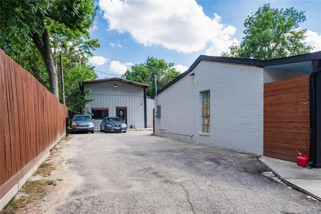 9305 Emnora Ln, House other with 2 bedrooms, 2 bathrooms and 1 parking in Houston TX | Image 30
