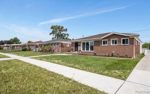 17903 Airport, Fraser, MI, 48026-3137 | Card Image