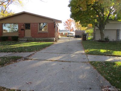 16672 Drake Street, Home with 3 bedrooms, 1 bathrooms and null parking in Southgate MI | Image 2