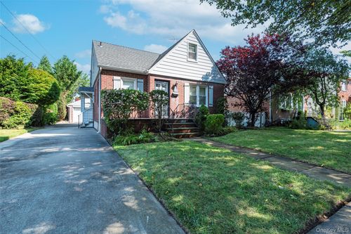 25 Nugent St, New Hyde Park, NY, 11040-1913 | Card Image