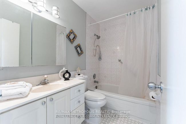 704 - 15 Elizabeth St N, Condo with 3 bedrooms, 2 bathrooms and null parking in Mississauga ON | Image 26