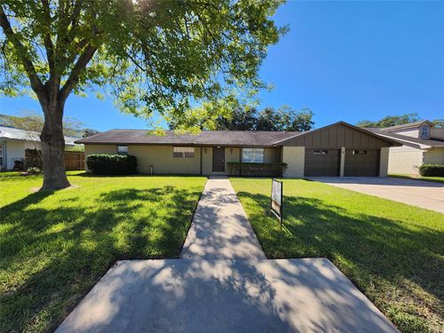 713 Clubside Dr, East Bernard, TX, 77435-9473 | Card Image