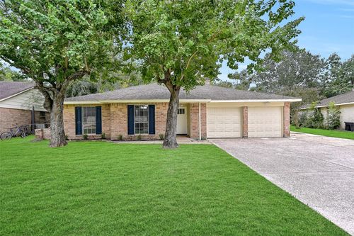 207 Castlelake Dr, Friendswood, TX, 77546-3702 | Card Image