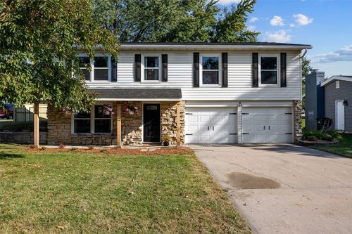 390 Crandall Dr Ne, Cedar Rapids, IA, 52402-1556 | Card Image