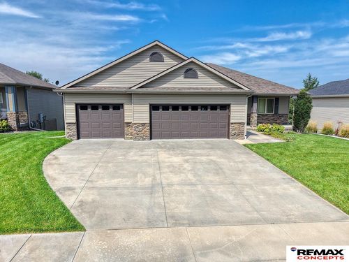 7321 Hidden Valley Dr, Lincoln, NE, 68526-9406 | Card Image