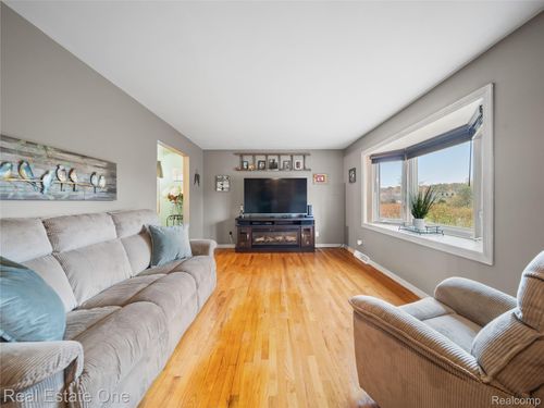 8789 Fieldcrest Dr, Brighton, MI, 48116-8318 | Card Image