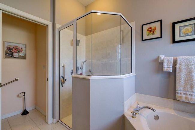 Shower and tub separate | Image 17