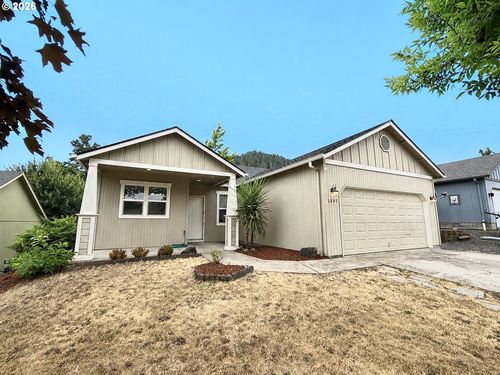 1847 S 61st St, Springfield, OR, 97478-8574 | Card Image
