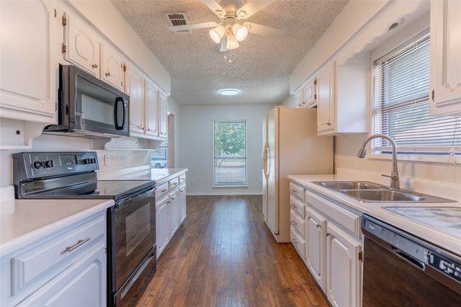 1638 Brown Trl, Home with 4 bedrooms, 4 bathrooms and 2 parking in Hurst TX | Image 5