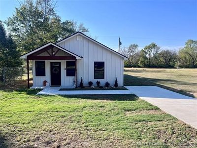 413 E Tutt Street, House other with 4 bedrooms, 2 bathrooms and null parking in Henryetta OK | Image 2