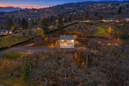 739 W Rolling Hills Dr, Eagle Point, OR, 97524-4419 | Card Image