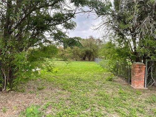417 Avenue B, Sinton, TX, 78387-3474 | Card Image