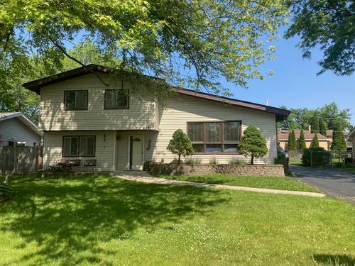 111 Magnolia Ln, Lindenhurst, IL, 60046-8840 | Card Image