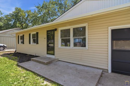 3837 S Humboldt St, Topeka, KS, 66609-1437 | Card Image