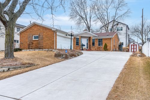 3812 N Thornwood Ave, Davenport, IA, 52806-5250 | Card Image