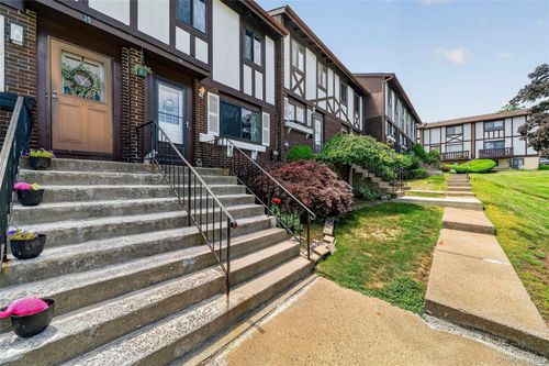 34 Buckingham Ct, Pomona, NY, 10970-3704 | Card Image
