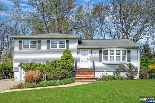 664 Woodside Ave, River Vale, NJ, 07675-6516 | Card Image