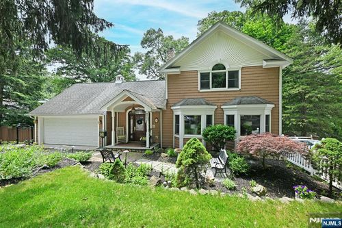 8 Myrtle St, Montvale, NJ, 07645-2213 | Card Image