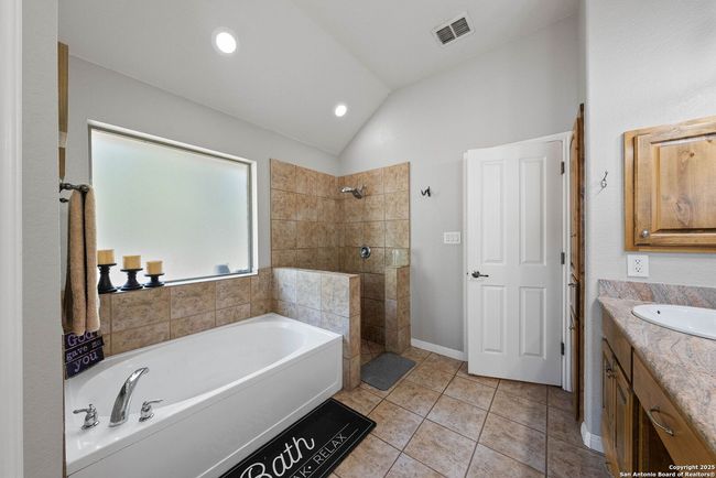 162 Champions Blvd, House other with 3 bedrooms, 2 bathrooms and null parking in La Vernia TX | Image 26
