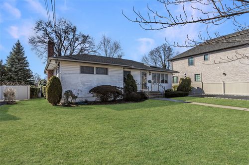 109 Nassau Dr, Albertson, NY, 11507-1217 | Card Image