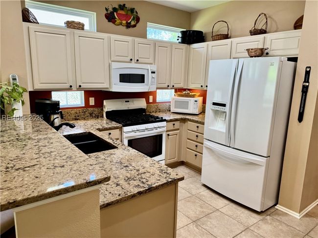granite counters, gas range | Image 31