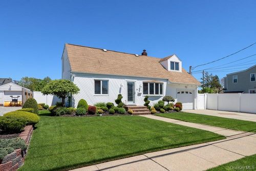 223 Chestnut Ave, East Meadow, NY, 11554-2848 | Card Image