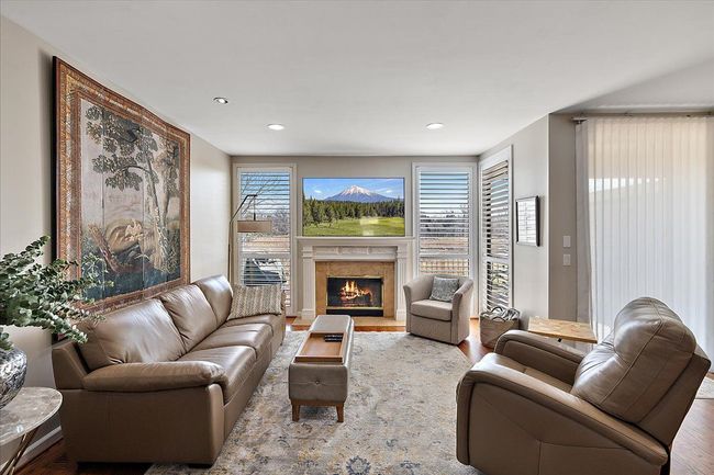LR W/VOL CEILING, CUSTOM MANTLE SURROUND FP | Image 4