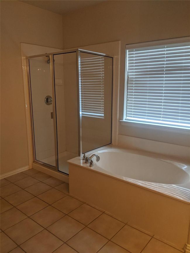 Separate shower and tub | Image 10