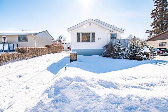 3911 45 Street, Home with 3 bedrooms, 2 bathrooms and 1 parking in Red Deer AB | Image 3