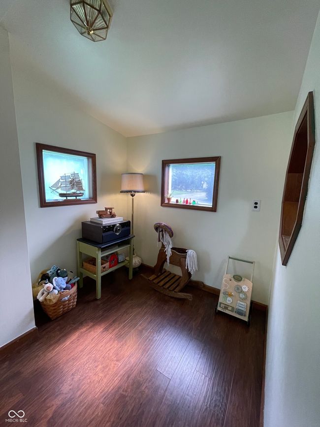 Office area with natural light | Image 15