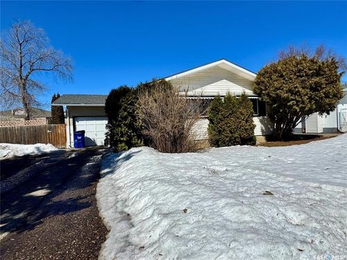 586 Laurier Drive, Prince Albert, SK, S6V5M3 | Card Image