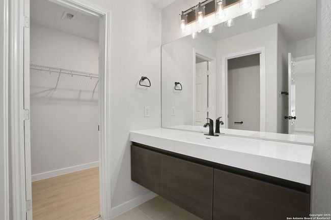9814 Shawnee Blf, House other with 4 bedrooms, 2 bathrooms and null parking in Converse TX | Image 16