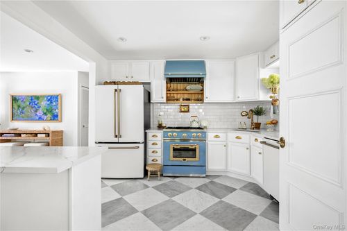 5 Oak Dr, Sag Harbor, NY, 11963-2352 | Card Image