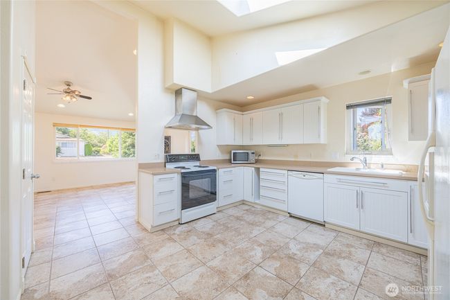 Kitchen main Lots of cabinets | Image 5