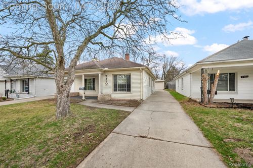 7420 Fenton St, Dearborn Heights, MI, 48127-1752 | Card Image