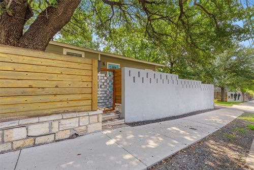 907 Chicon St, Austin, TX, 78702-2724 | Card Image