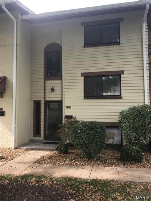 124 Carmel Woods Dr, Ellisville, MO, 63021-4783 | Card Image