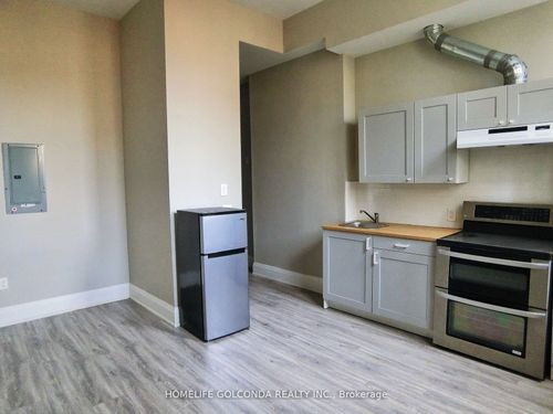 202-490 Queen St W, Toronto, ON, M5V2B3 | Card Image