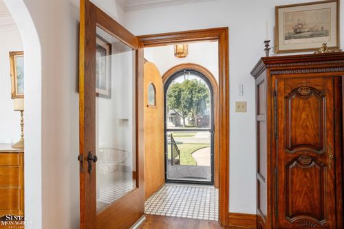 624 Lakepointe St, Grosse Pointe Park, MI, 48230-1704 | Card Image