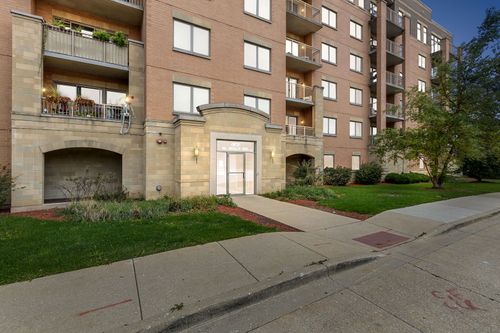 unit-206-77 N Wolf Rd, Northlake, IL, 60164-1640 | Card Image