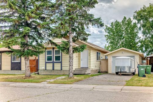 35 Abingdon Road Ne, Calgary, AB, T2A6X5 | Card Image