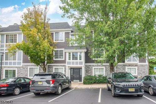 17 Village Dr, Morristown, NJ, 07960-7371 | Card Image
