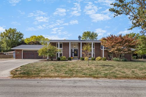 411 Crestwood Dr, Arthur, IL, 61911-1615 | Card Image