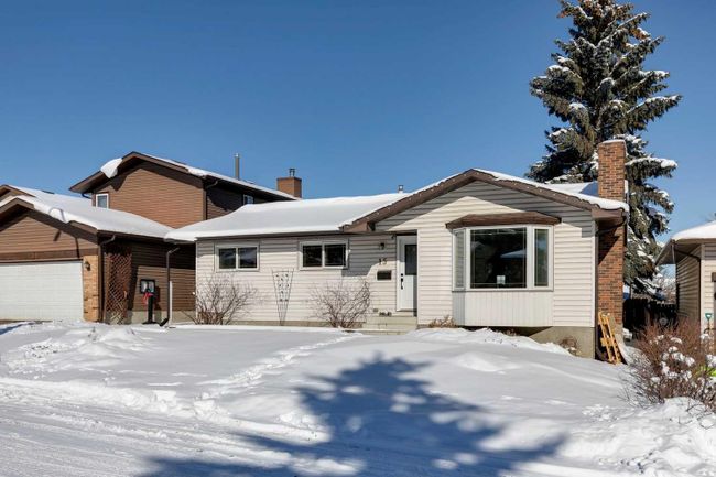 15 Beaconsfield Close Nw, Home with 5 bedrooms, 2 bathrooms and 2 parking in Calgary AB | Image 2