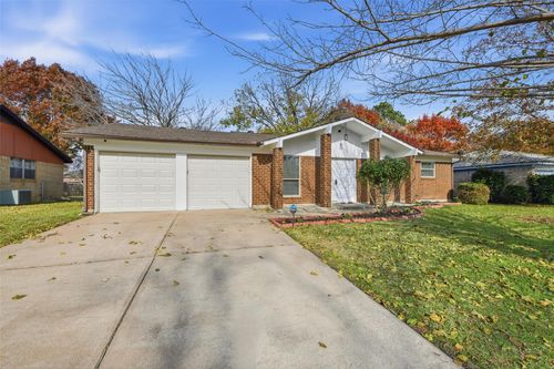 7825 Emerald Hills Way, North Richland Hills, TX, 76180-5716 | Card Image